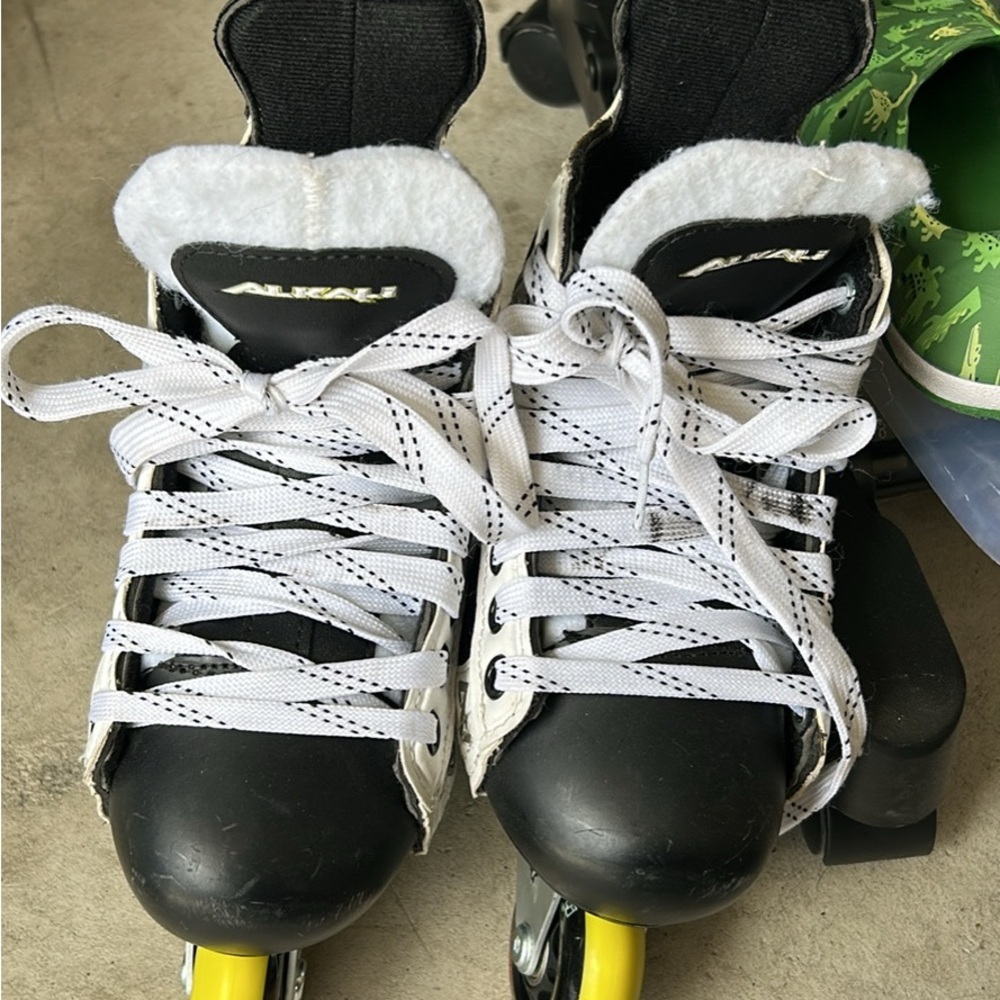 Black and White youth hockey roller Skates